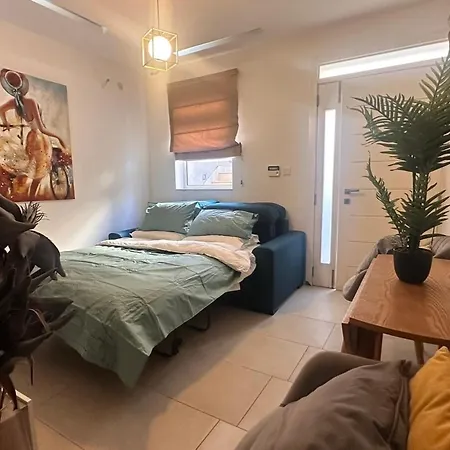 Newly Refurbished Stylish 2 Bed Balzan Home Daire *
